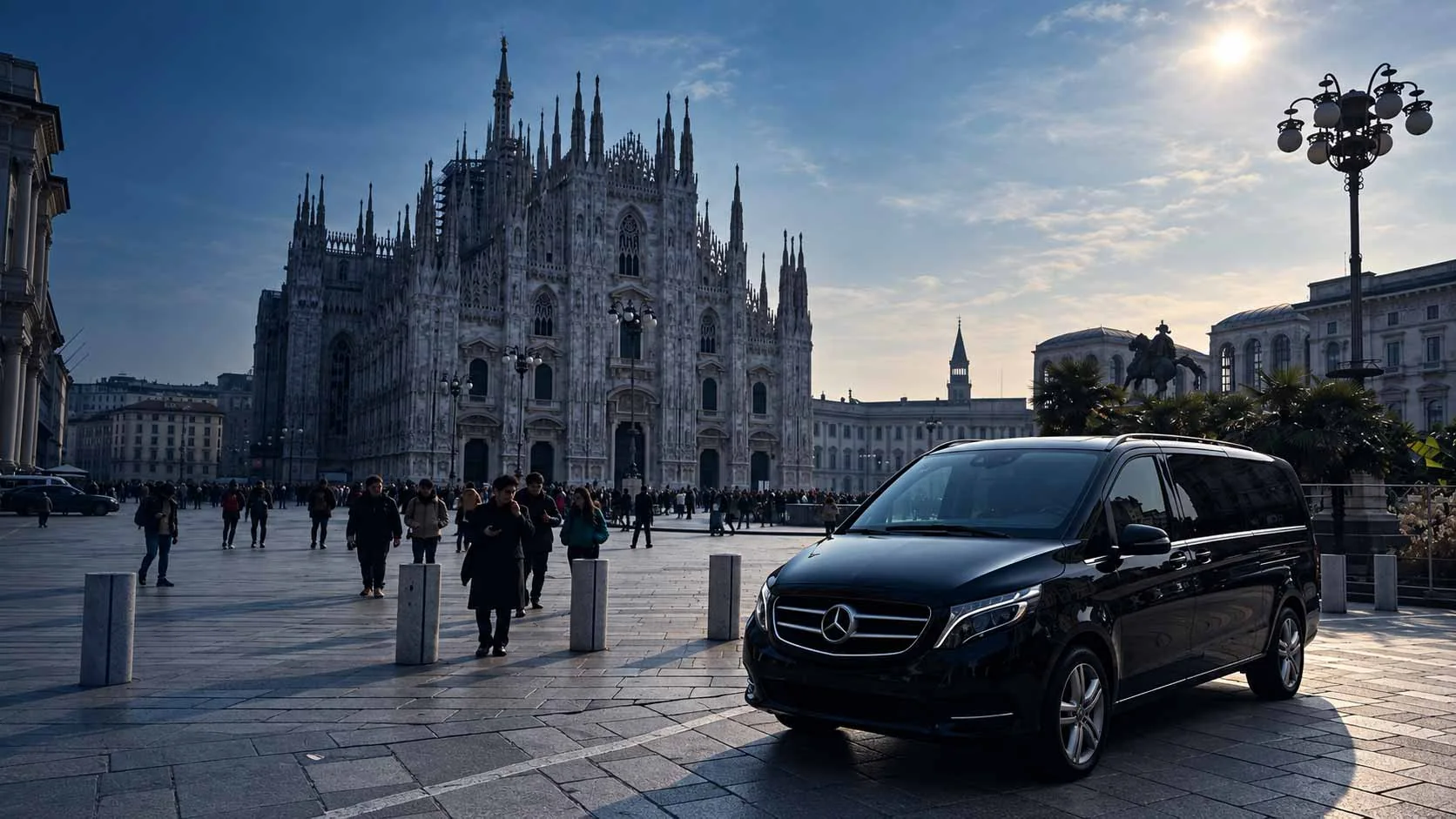 Mercedes Classe V nera in Piazza del Duomo a Milano