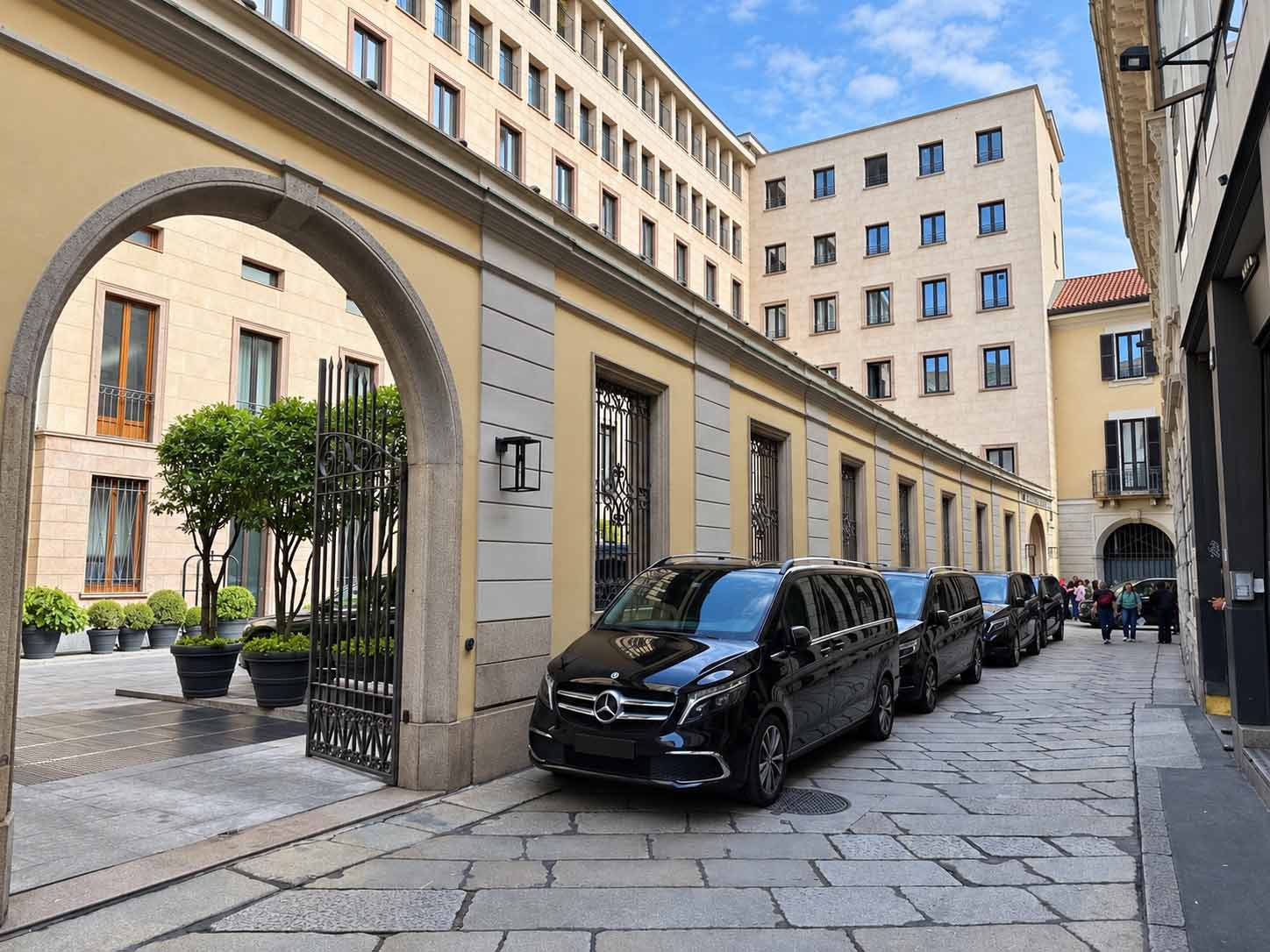 Mercedes nera con conducente in un contesto urbano