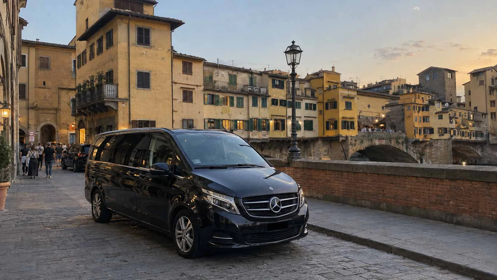 Mercedes Classe V nera vicino a Ponte Vecchio a Firenze