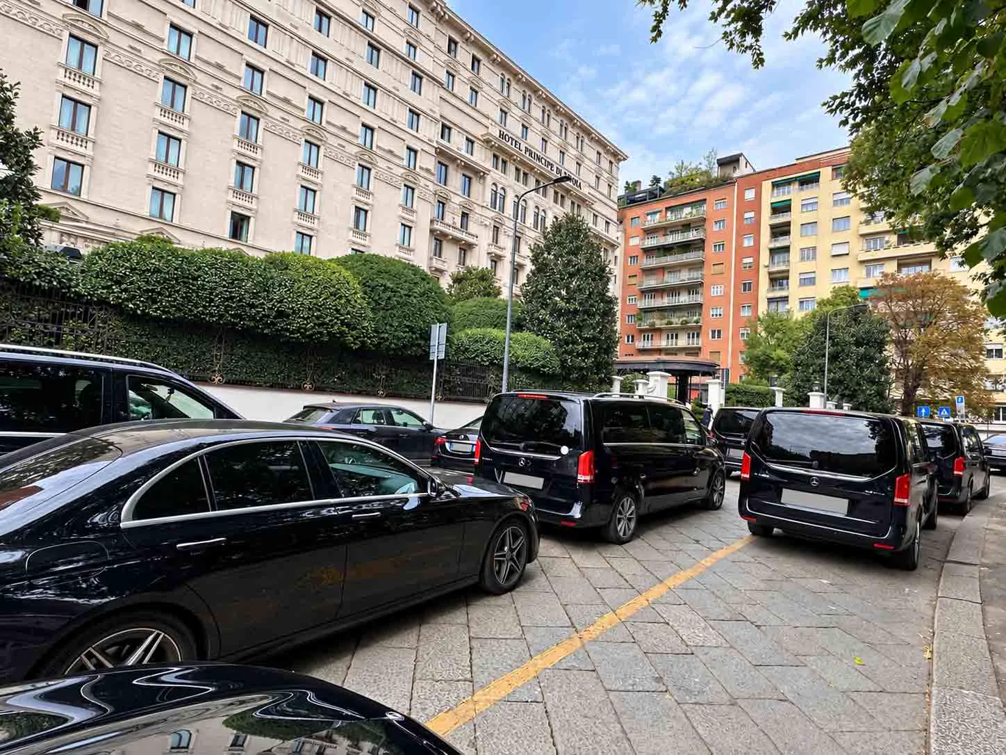Flotta ClassCar di berline e van neri in servizio davanti a un hotel