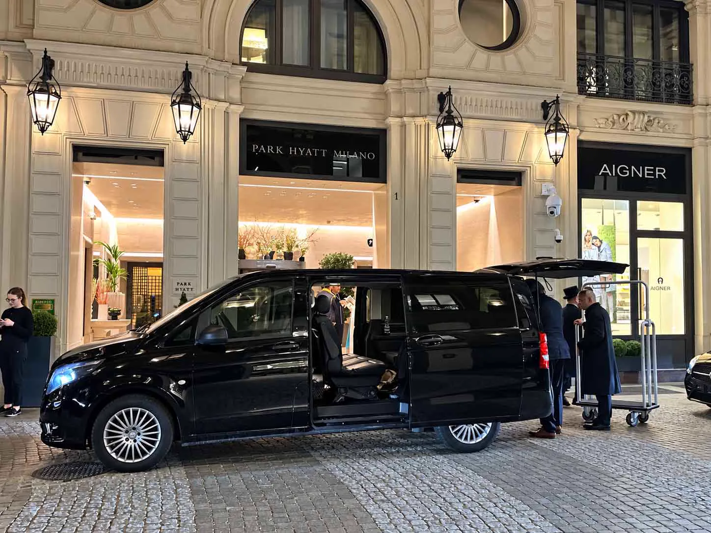 Mercedes Classe V nera davanti a un hotel nel centro di Milano