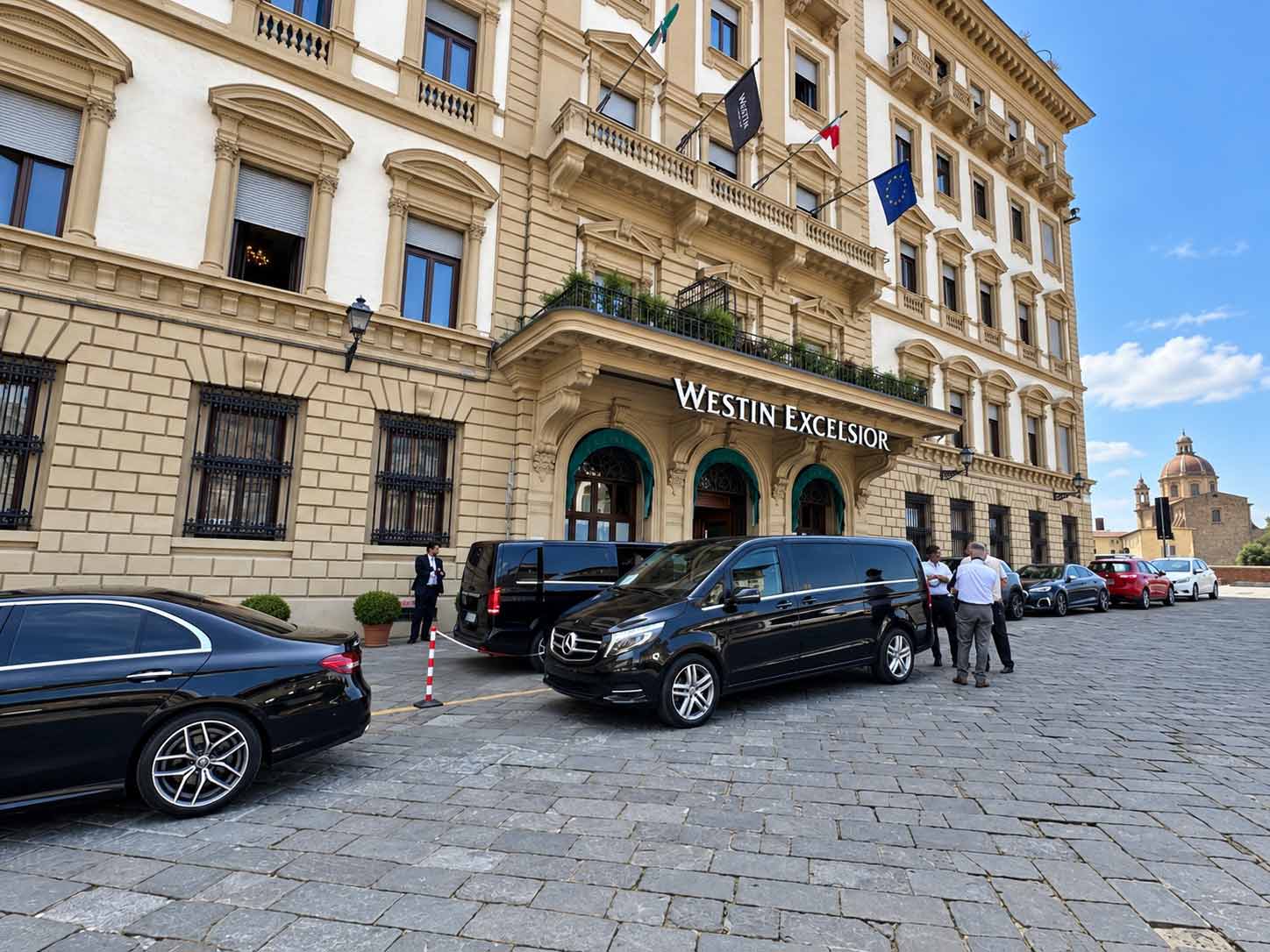 Vetture ClassCar davanti all'ingresso di un hotel di prestigio