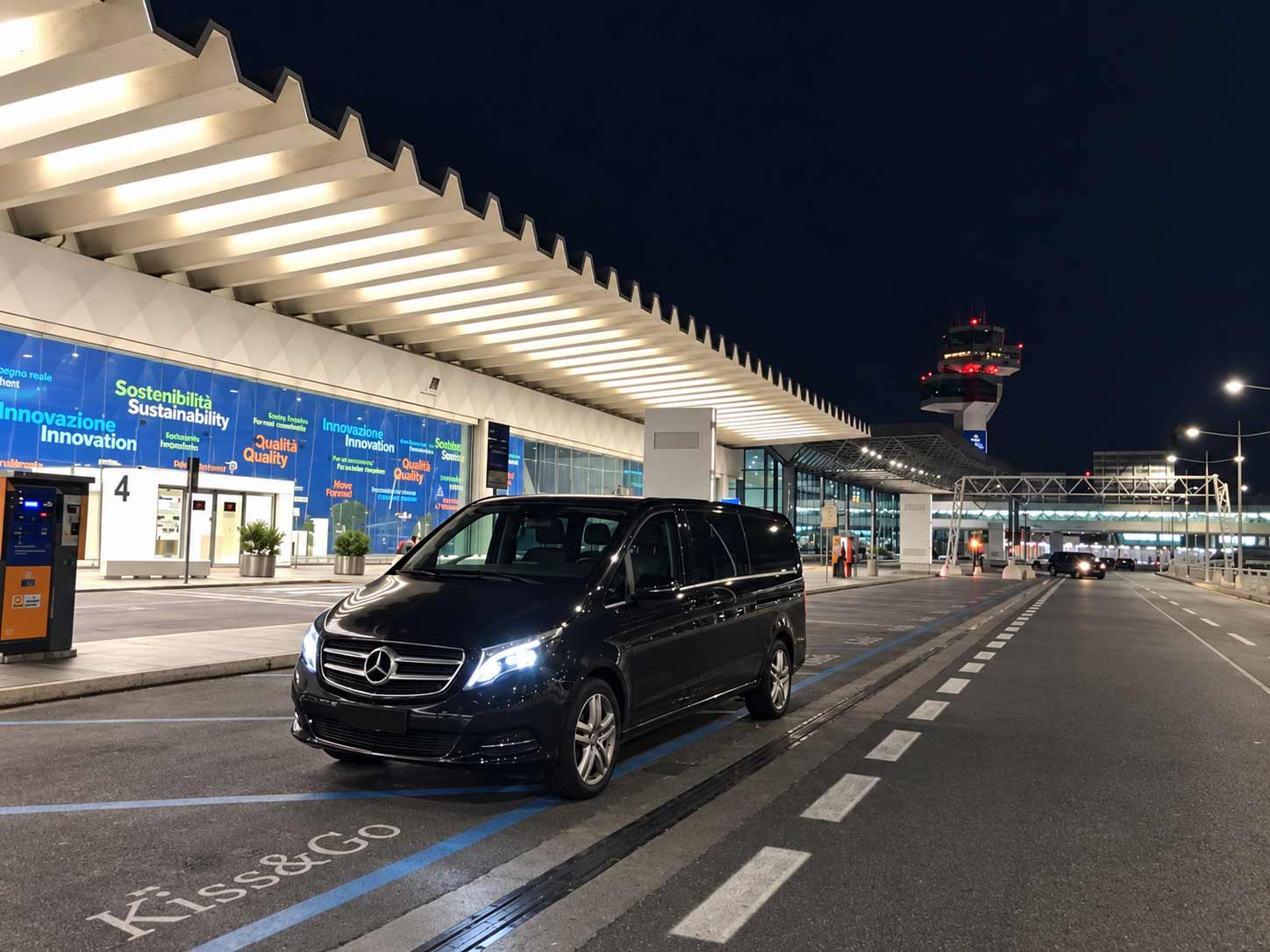 Mercedes nera in attesa davanti al terminal aeroportuale