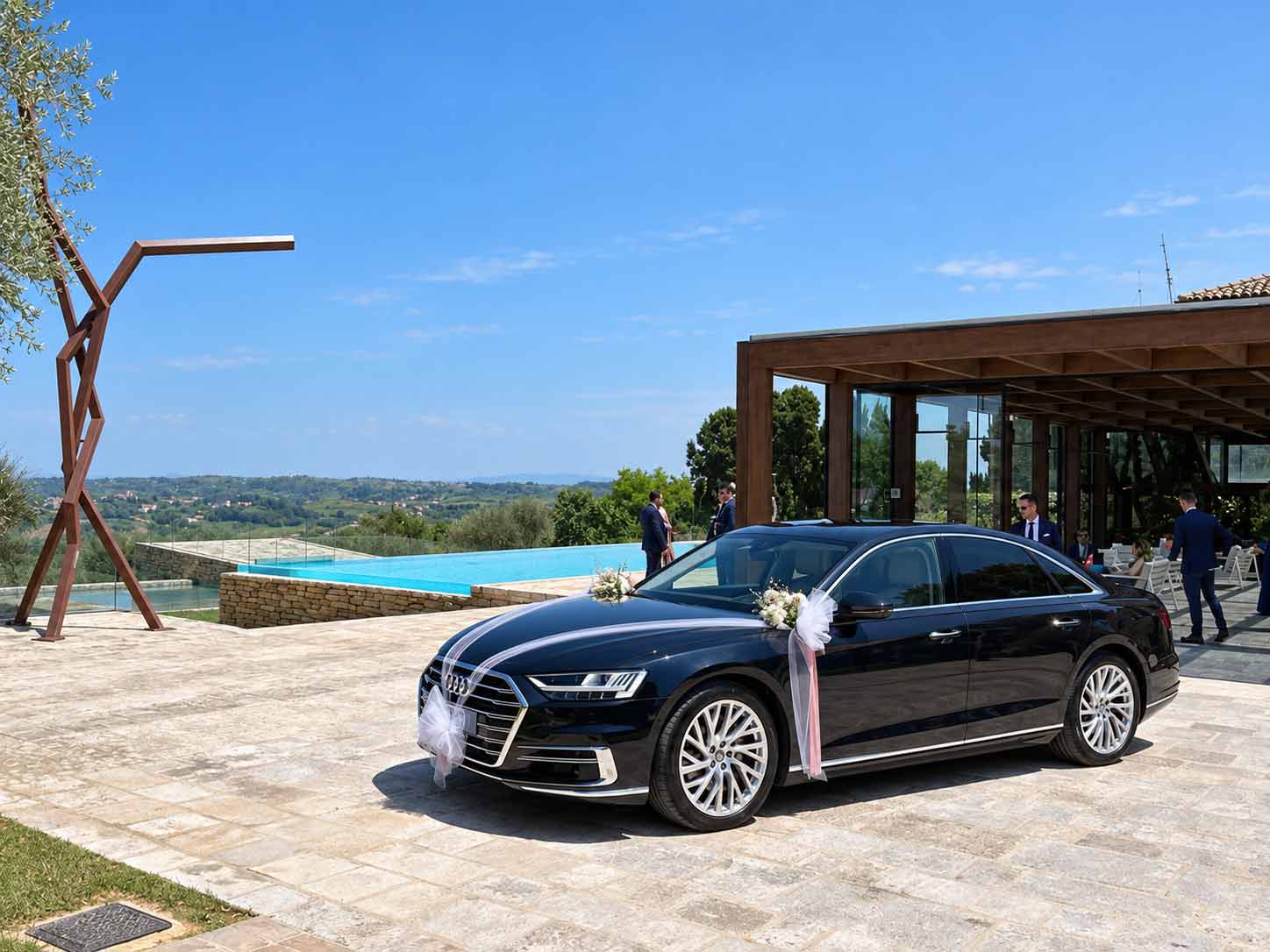 Audi A8 nera decorata per un matrimonio in una villa