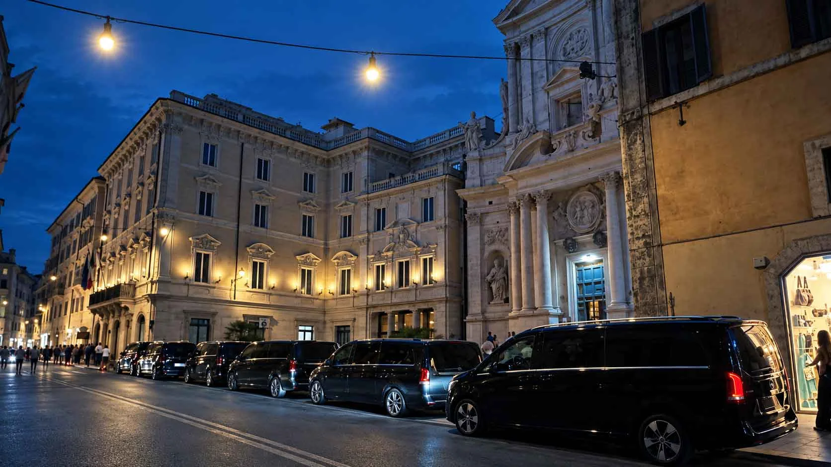 Flotta di van neri nel centro storico di Roma all'ora blu